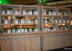 Kasten vol producten die deelnamen aan de Bioproductverkiezing.